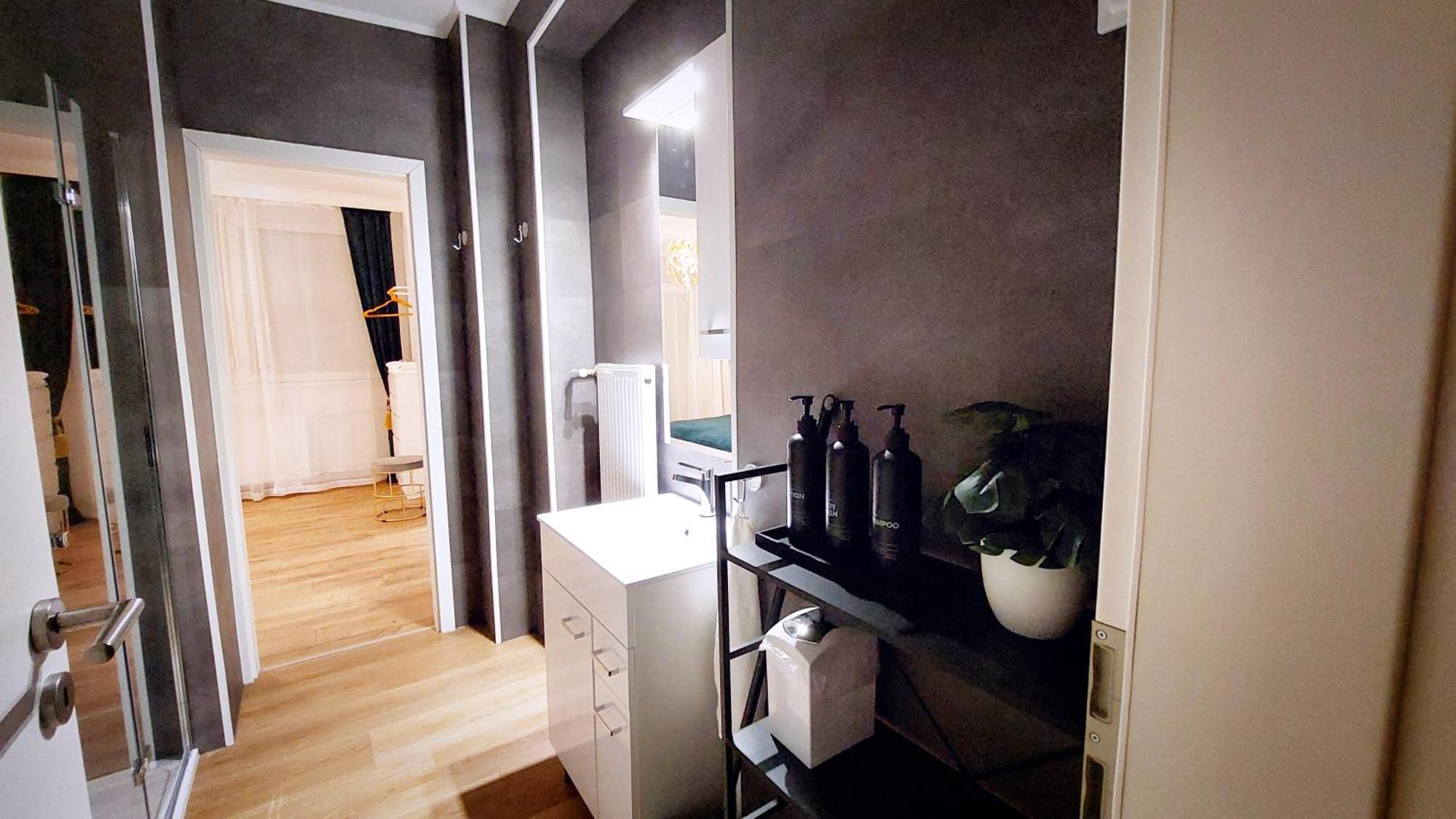 Station Lux Downtown Apartment *