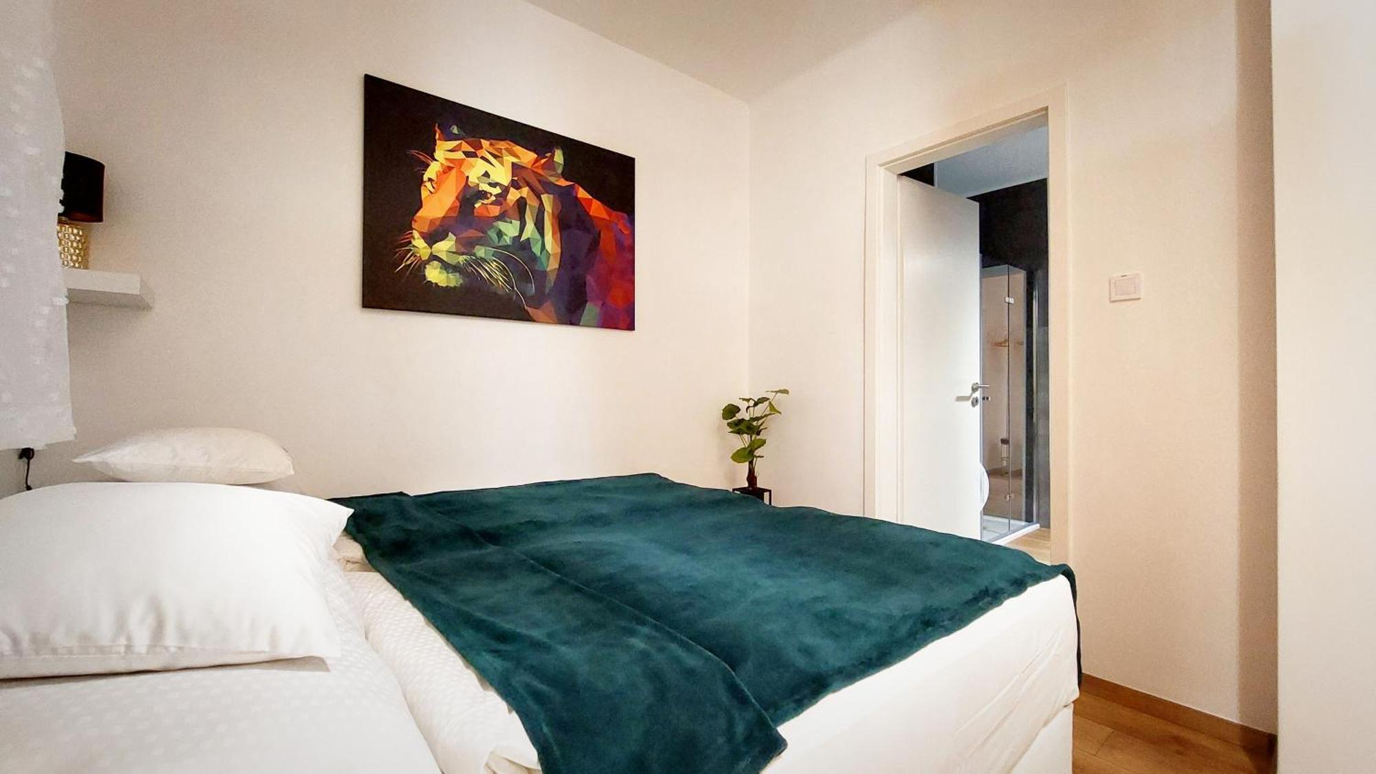 Station Lux Downtown Apartment *